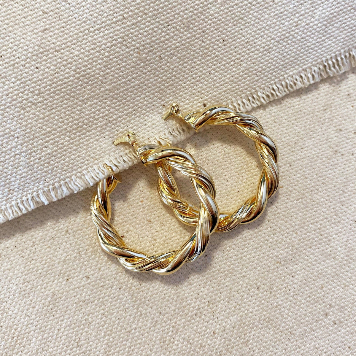 Twisted tube hoops on a linen edge
