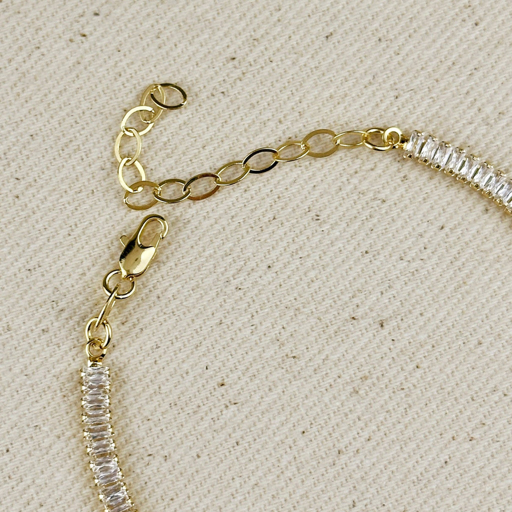 Tennis bracelet lobster clasp and extender chain close up