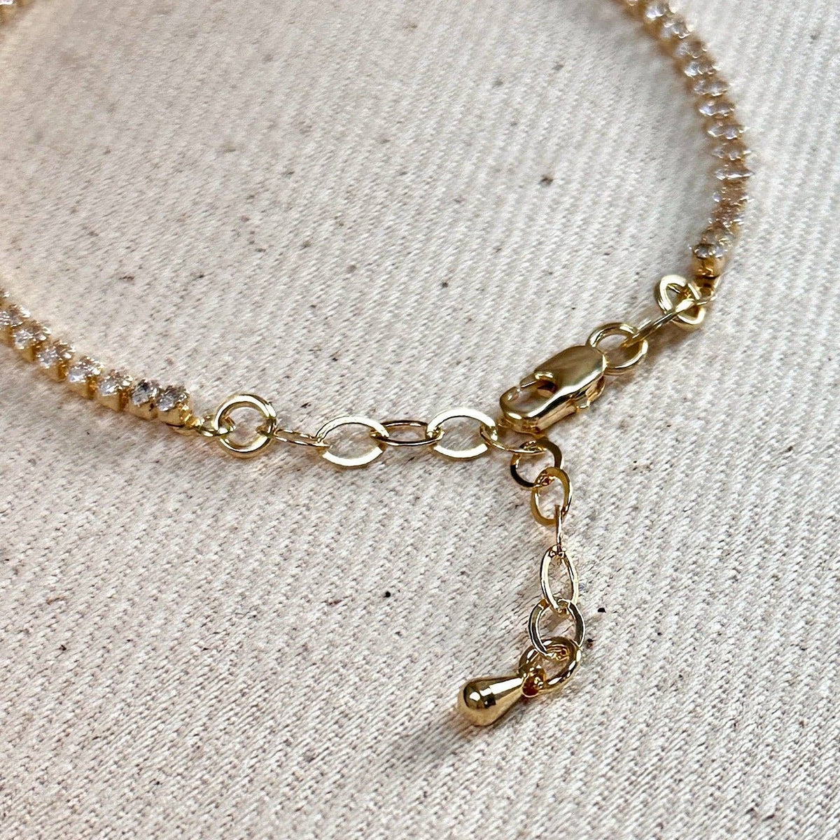 Tennis bracelet lobster clasp and extender chain close up